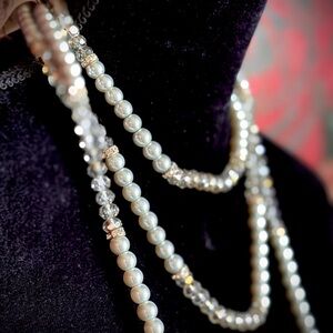 Elegant Pearl and Crystal Necklace